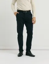 Pantalon de pana de corte clasico, color verde oliva, con bolsillos delanteros inclinados y bolsillos traseros de ribete.