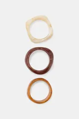 Pack de tres pulseras rígidas de resina en tonos tostado, marrón y beige, con diseño texturizado estilo carey y formas geométricas irregulares.
