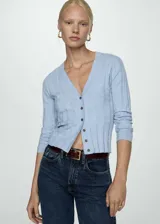 Cardigan de punto fino color celeste, con cuello en pico, cierre frontal con botones y diseño de canalé vertical.