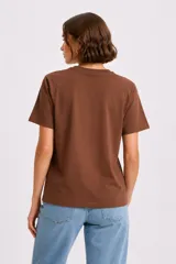 Remera de algodón de manga corta y calce holgado, con cuello redondo y diseño floral frontal realizado con studs metálicos.