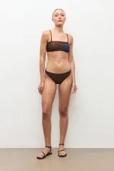 Bombacha de bikini marrón chocolate con detalles de bordado azul en los bordes y costuras.