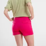 Short rosa de tiro alto con botones decorativos en la cintura y bolsillos laterales.