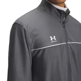Conjunto deportivo Under Armour modelo UA Challenger Tracksuit para hombre, color negro con detalles y ribetes blancos. Incluye campera con cierre frontal y cuello alto, y pantalón largo a juego.