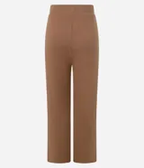 Pantalón de corte recto y tiro alto, confeccionado en tejido de punto texturizado con acabado suave. Presenta cintura fija y diseño de pierna ligeramente ancha.