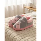 Pantuflas cerradas de color azul con diseño de gatito, confeccionadas en piel sintética suave con interior de peluche gris. Presentan un bordado con la frase 'Welcome Home' y apliques de patitas de gato. Cuentan con suela de goma antideslizante.
