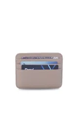 Tarjetero de símil cuero color beige con visor frontal transparente y ranuras para tarjetas.
