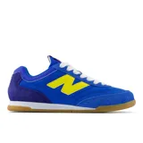 Championes New Balance modelo RC42, de perfil bajo, color azul con detalles en amarillo y suela color caramelo.