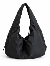 Cartera tipo shopper color negro, confeccionada en material textil con diseño slouchy y asas integradas para llevar al hombro.