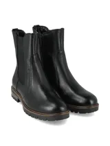 Botin de cuero graneado negro estilo Chelsea con inserciones elásticas laterales, suela track de goma con detalles en madera y talón con tirador.