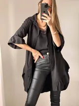 Camisa negra de tejido suave tipo seda, con manga tres cuartos y volados irregulares en mangas y ruedo.