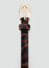 Cinturón fino de cuero con pelo de potro con estampado animal print de leopardo, con hebilla metálica dorada.