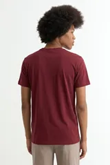 Remera de cuello redondo y manga corta, confeccionada en algodón de alta calidad con un diseño básico y versátil.
