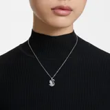 Colgante con dije en forma de cisne, adornado con cristales pavé transparentes sobre una estructura con baño de rodio. Incluye cadena de eslabones a juego.