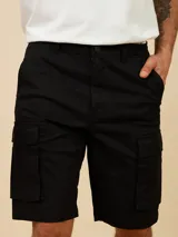 Bermuda de gabardina negra con bolsillos cargo laterales.