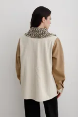 Camisa de paño de lana, color negro, con cuello tejido en contraste y cierre frontal de botones claros. Presenta bolsillos frontales y diseño de corte recto.