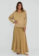 Pollera larga color arena, de corte amplio y cintura elastizada.