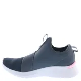 Championes Puma modelo Remedie Slip Strap, de diseño sin cordones con banda elástica cruzada en el empeine. Presenta una combinación de colores gris y gris topo con detalles en rosado, incluyendo el logo de la marca. Cuenta con una suela blanca de alto confort.