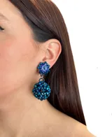 Aros colgantes con esferas tramadas en cristales azules.