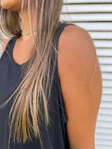 Vestido playero de corte holgado y diseño minimalista, confeccionado en algodón. Presenta cuello redondo, sisas amplias y aberturas laterales en el ruedo con pespuntes en contraste.