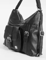 Cartera hobo convertible a mochila, color marrón, confeccionada en cuero sintético. Presenta un diseño con bolsillo frontal con solapa y cierre de hebilla metálica, además de correas ajustables y herrajes plateados.