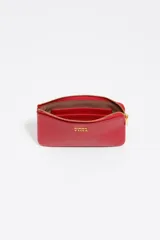 Monedero pequeño de piel vacuna color rojo, con textura granulada, cierre de cremallera dorado y logo metálico de Bimba y Lola en dorado.