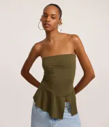 Blusa sin breteles de color verde militar, con escote recto y dobladillo asimétrico con volados y abertura frontal. Marca Blue Steel.