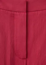 Pantalón de corte recto y tiro medio color bordó, confeccionado en lyocell, con trabillas en la cintura y bolsillos laterales.