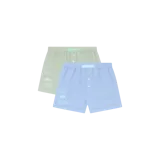 Pack de dos boxers de algodón, uno en color verde eucalipto y otro en color celeste. Cuentan con cintura elástica, abertura frontal con botones y estampado lateral con texto y logo.