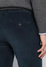 Pantalón de pana azul marino, de corte recto, con bolsillos laterales y traseros.