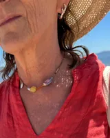 Collar corto de cuentas de colores con dije de pez de cerámica, piedras naturales y detalles en plata 925.