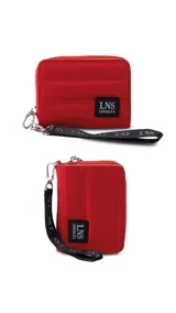 Billetera corta de diseño capitoneado con cierre perimetral y solapa frontal. Cuenta con compartimentos internos para tarjetas y billetes, e incluye una correa de mano desmontable.