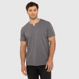 Remera Henley de manga corta color gris, confeccionada en 100% algodón con acabado garment dye y cuello con abertura en V.