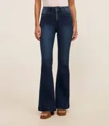 Pantalón de jean acampanado de tiro alto, color azul oscuro, con bolsillos delanteros y traseros, y cierre con botón y cremallera.
