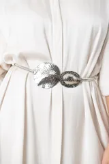 Cinto plateado con cadena de eslabones y apliques circulares con textura martillada.