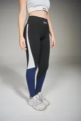 Calza deportiva larga de tiro alto, color negro con recortes laterales en blanco y azul.