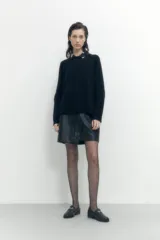 Sweater negro de lana con cuello redondo y corte clásico.