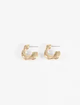 Aros tipo argolla de diseño irregular con acabado metálico brillante.