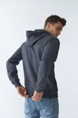 Buzo canguro de felpa gris oscuro con capucha ajustable, manga larga, bolsillo canguro y logo estampado en el pecho.