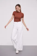 Pantalón de jean blanco, de corte ancho y tiro alto.