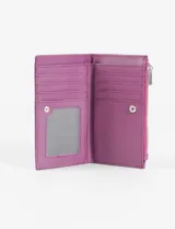 Billetera rectangular de cuero vegano en color fucsia, con acabado texturizado tipo gastado. Cuenta con cierre superior metálico y placa con logo en el frente.