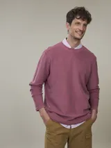 Buzo de tejido polar (fleece) color azul piedra, con cuello redondo y manga larga.