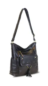 Bandolera negra de cuero sintético con cierre superior y correa larga regulable. Tiene bolsillo frontal con tapa y broches magnéticos, detalle de trenza artesanal, división interna, bolsillos internos y bolsillos laterales tipo ojal.