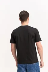 Remera negra de manga corta con estampa frontal colorida que dice "CREATE".