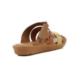Sandalias de cuero color suela y marrón, con diseño de tres tiras cruzadas en el empeine y tira ajustable con velcro en el talón. Cuenta con suela plana y cómoda.