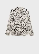 Camisa de poliéster satinado con estampado de cebra, diseño recto y regular fit, manga larga abotonada y cuello camisero.