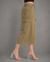 Pollera midi estilo cargo color verde oliva, con bolsillos laterales tipo cargo, cierre frontal con botón y costuras verticales decorativas.