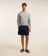 Bermuda masculina color beige, tipo boardshort, confeccionada en microfibra. Cuenta con cintura elástica, cordón ajustable y bolsillos.