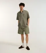Short de baño marrón con cintura elástica con cordón de ajuste y bolsillos laterales.