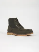 Bota tipo leñadora color verde oliva, con cordones al tono, cuello de pana acanalada y suela de goma dentada en color tostado.