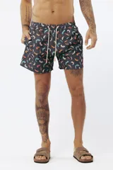Short de baño con estampado tropical de hojas y loros, con cordón ajustable en la cintura.